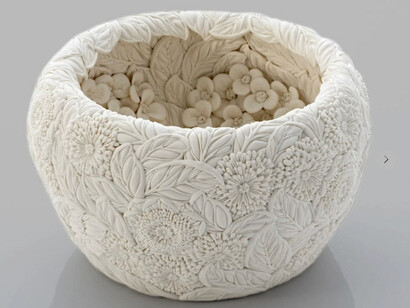 Cuenco con camelia, flor de ume, crisantemo y hojas. 2025  