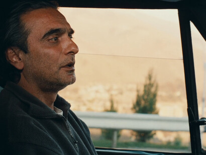 Il sapore della ciliegia, di Abbas Kiarostami, è un lungometraggio la cui forza risiede proprio nella delicatezza ed intimità dei temi trattati, universali ed al contempo estremamente personali