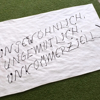 die Blaue Distanz, Handtuchgang (detail), 2019/2026. Mit freundlicher genehmigung der Kunstsammlungen Chemnitz