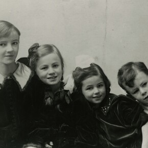 Barbara, Joan, Elizabeth and Tony Hepworth, c.
1915. Courtesy The Hepworth Family Photograph
Collection