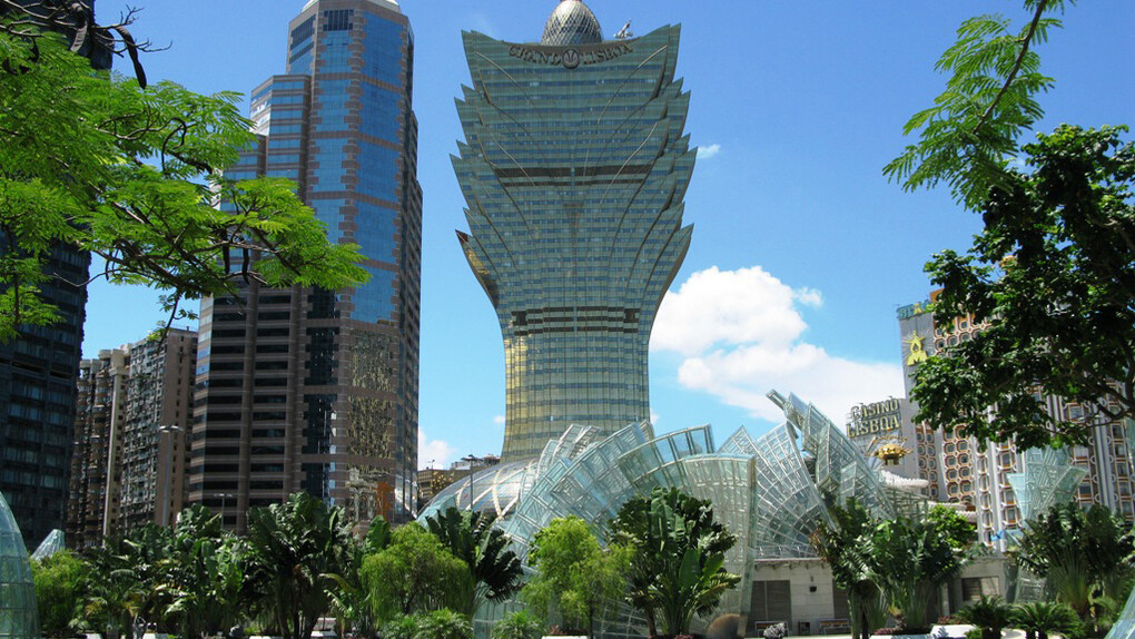 Avveniristica struttura dorata a forma di loto del Gran Casino Lisboa, la più grande casa da gioco del mondo