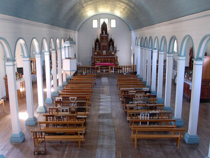 Solo en Italia la iglesia posee entre el 20% y el 30% del patrimonio inmobiliario: casas, parroquias, escuelas, centros sanitarios, hospitales… Interior de la iglesia católica en Tenaún, Chiloé, Chile