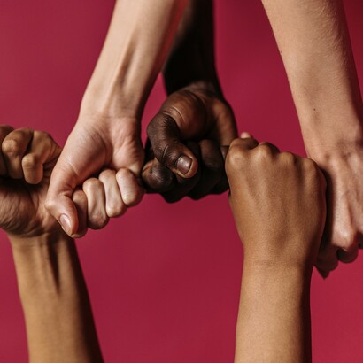 Dans ce nouveau contexte historique, les droits des femmes et des personnes LGBT sont désormais considérés comme un obstacle à abattre. 