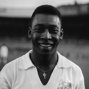 Jogador de futebol Pelé. Os atletas jogaram debaixo de neve e quase não se via a bola