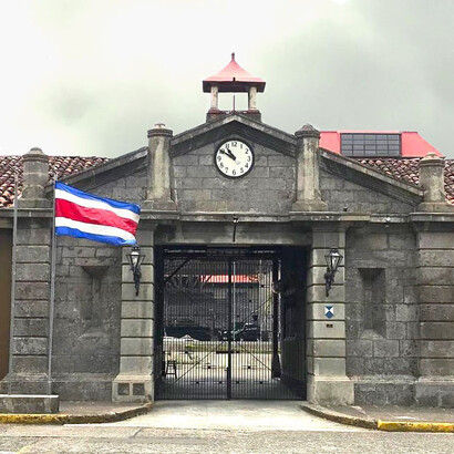 Fachada del edificio de la Fábrica Nacional de Licores. Foto: Luko Hilje