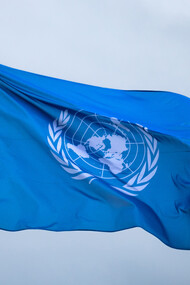 Bandeira da ONU e a representação de uma organização motivada a reunir nações pela paz no mundo