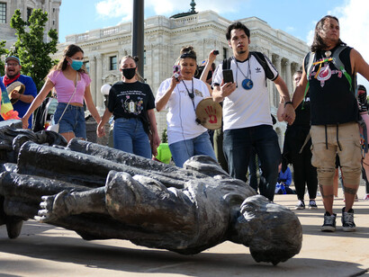 Activistas tiran la estatua de Colón del Capitolio Estatal de Minnesota