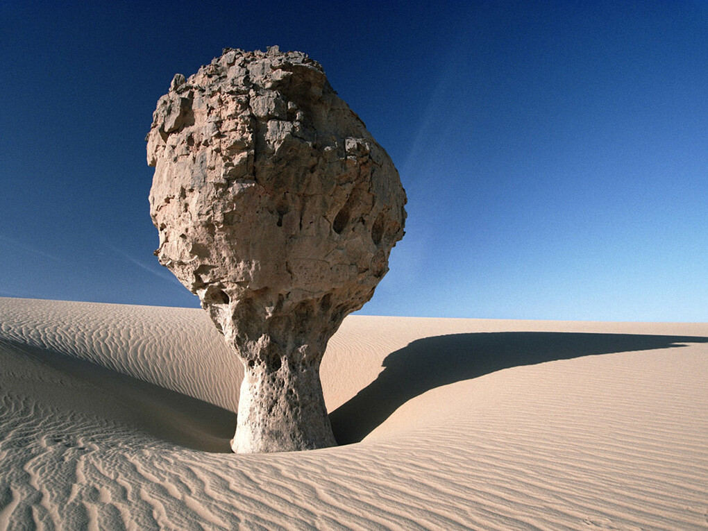 Kazuyoshi Nomachi, Sahara,
Una roccia a forma di fungo, singolare risultato dell’erosione eolica,
Tassili Ahaggar, Algeria 1993 © Kazuyoshi Nomachi
