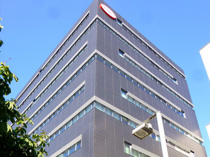 Las manifestaciones y los actos de protesta frente a cada derribo se han ido sucediendo, sin que ello detuviera la maquinaria transformadora del proyecto 22@ Barcelona. Barcelona - Cornerstone Poblenou, Edifici C, España