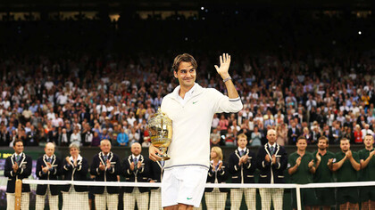 Roger Federer en la ceremonia de premiación luego de conquistar el torneo de Wimbledon