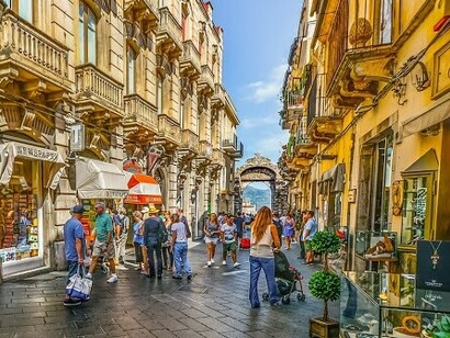 Corso Umberto, la principale via pedonale, fra le due porte baluardo difensivo medievale, Porta Catania e Porta Messina