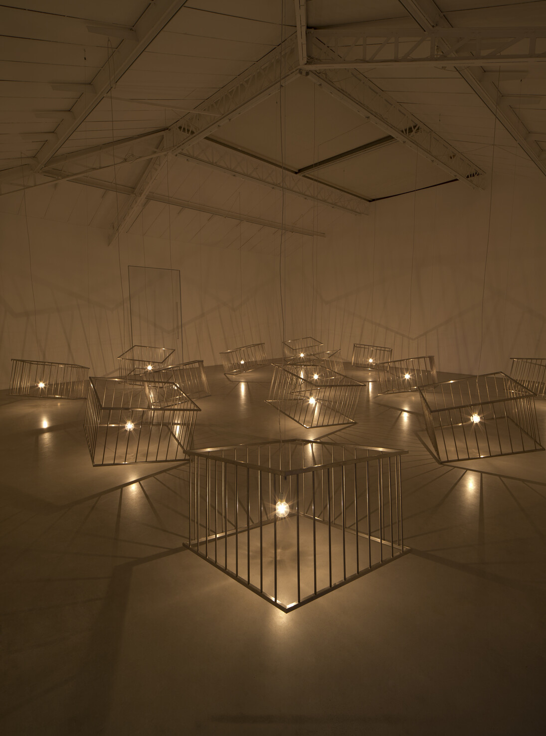 Claude Lévêque, Vies de singes, 2015, Treize parcs en inox, treize ampoules. Bande sonore : crise d'asthme (Conception sonore en collaboration avec Jérôme Nox / Respirations : Romaric Etienne) / Thirteen stainless thirteen parks, lamps. Soundtrack : asthma attack (Sound Design in collaboration with Jerome Nox / Breaths : Romaric Etienne), Dimensions variables / Variable dimensions © ADAGP Claude Lévêque . Photo. Julie Joubert , Courtesy the artist and kamel mennour, Paris