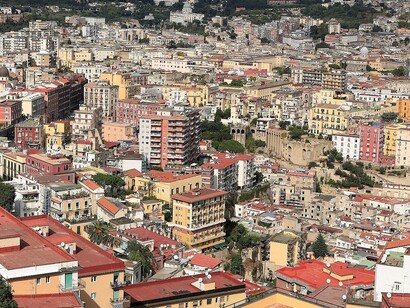 Napoli è una città ricca di storia e cultura, dove le antiche rovine romane si mescolano con l'architettura barocca, creando un'atmosfera unica che incanta ogni visitatore. Campania, Italia