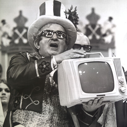 O Museu da TV Brasileira não é apenas um depósito de objetos antigos, mas um espaço vivo de celebração e preservação da história da TV, onde passado, presente e futuro se encontram para contar uma história fascinante. O Velho Guerreiro e os calouros: O apresentador Chacrinha entregando aparelho de televisão à vencedora da disputa de melhor calouro da noite