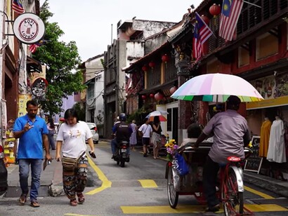 La città è un crocevia di culture, dove profumi di spezie, lingue diverse e colori vivaci si fondono armoniosamente. Kuala Lumpur, Malesia