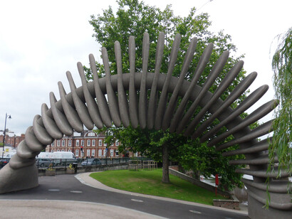 La cuántica y la metafísica nos dan las claves para abrirnos a la comprensión de saberes que nos permitirán romper con las cadenas del pensamiento encarcelado en un paradigma limitado a lo tangible, lo tocable y lo visible. "Un salto cuántico" (Quantum leap). Parque, centro escolar, centro de la ciudad, Shrewsbury, Inglaterra