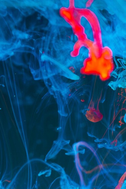 Colori e spazi vengono ‘visti’ con altri sensi: un colore può essere freddo come il blu del mare, spazioso come un’eco in una stanza grande, mentre uno spazio si rivela attraverso il tatto, il suono, la molteplicità dei segni uditivi