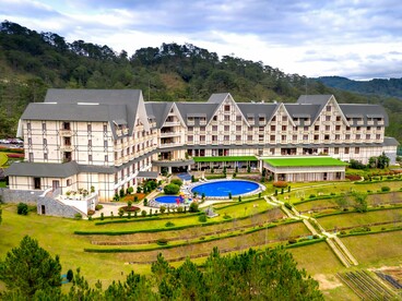 A arquitetura monumental do hotel reforça a ideia de permanência e prestígio associada ao empreendimento. Para Ernestine, entretanto, o valor da propriedade não está apenas em sua aparência: está na possibilidade de transformar uma antiga casa em legado para as gerações seguintes