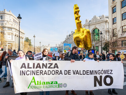Manifestantes de la "Alianza Incineradora de Valdemingómez ¡NO!", una plataforma ciudadana y social en Madrid que lucha por el cierre definitivo de la planta incineradora de residuos de Valdemingómez, argumentando riesgos para la salud y contaminación, el Ayuntamiento ha propuesto extender su vida útil más allá de 2025; se unen a la protesta en la Calle de Alcalá. Manifestación por una vivienda digna» en Madrid el 9 de febrero de 2025, España