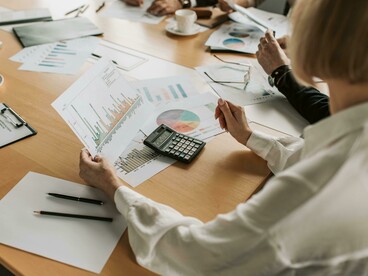Historicamente, a contabilidade financeira priorizou o resultado líquido como indicador de desempenho. Contudo, a partir dos anos 1980, críticas intensificaram-se contra o uso exclusivo do lucro contábil, em função de sua susceptibilidade a manipulações via escolhas contábeis