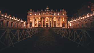 A cidade-estado do Vaticano iluminada à noite, na Itália