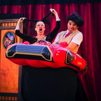 Les Frikis (Mundocostrini) son una pareja de comediantes que seducen al público levantando las risas desde el principio