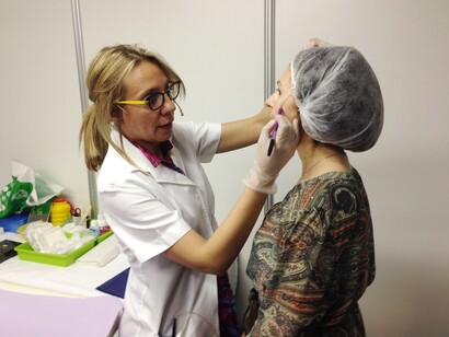 La doctora Beltrán ofrece a sus pacientes tratamientos de belleza nada invasivos