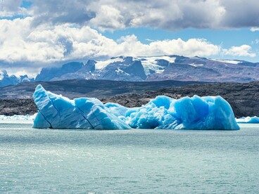 Iceberg flutuando em águas geladas, cercado por um cenário hostil e silencioso. Foi um obstáculo como esse que selou o destino do Titanic e evidenciou a fragilidade humana diante da natureza