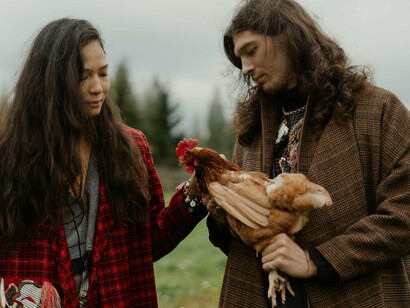 Casal com galinha. Tem gente que diz que só quer amar, mas o que quer mesmo é distração


