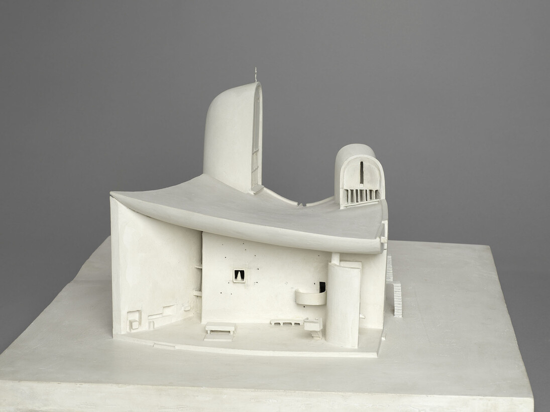 Le Corbusier, Unités d’habitation, recherches – façade partielle, 1944, Encre noire, pastel, couleur sur calque moyen, 76.2 x 44.5 cm © FLC, ADAGP, Paris 2015
