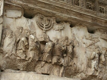 Darstellung des römischen Triumphzuges in Rom in der Innenwand des Titusbogens. Dargestellt sind römische Soldaten, jüdische Sklaven sowie römische Kriegsbeute aus dem Jerusalemer Tempel, besonders die goldene Menora