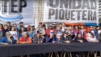 Dirigentes de distintos movimientos sociales durante un comunicado. El actual gobierno argentino habilitó una línea telefónica para denunciar sus actividades