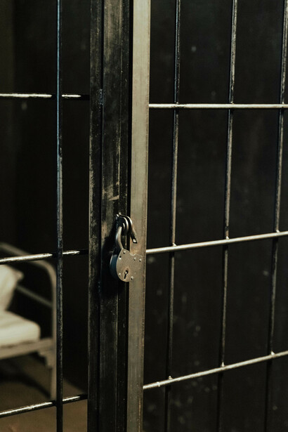 Frente de una celda cuyo candado está abierto