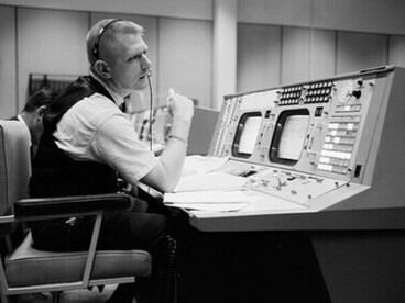 Houston, 1965. Le directeur de vol Eugene F. Kranz à son poste dans la salle de contrôle, lors d’une simulation Gemini-Titan IV. Une préparation minutieuse pour une mission de quatre jours et 62 orbites, au cœur du dispositif décisionnel de la conquête spatiale.
Photo prise pas la NASA