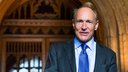 Tim Berners-Lee. Tra tutte le gratificazioni che ha ricevuto, la più illustre è il premio Turing, considerato il Nobel dell’informatica, che gli è stato conferito nel 2017, sottolineando il suo impatto straordinario nel mondo della tecnologia e delle comunicazioni digitali