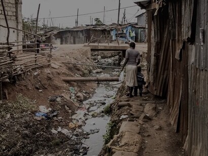 Sistema de esgoto em favela no Brasil