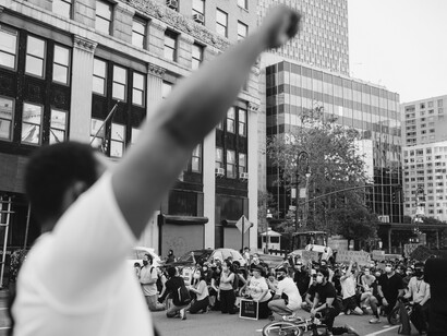 Imagem de protestante negro nos EUA no movimento Vidas Negras Importam. Todos temos voz e poder de influência, é um combate geral, enquanto houver uma vítima de racismo, não haverá justiça estabelecida