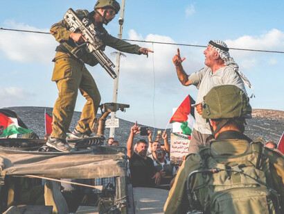 Un soldado israelí es increpado por un hombre palestina durante una manifestación a favor de Palestina 