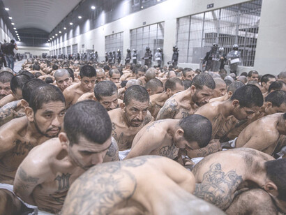 Miembros de pandillas centroamericanas confinados en el Centro de Confinamiento del Terrorismo, controvertido proyecto del presidente de El Salvador, Nayib Bukele