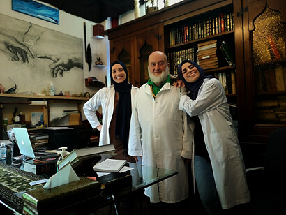 Il dott. Ghrewati e allieve