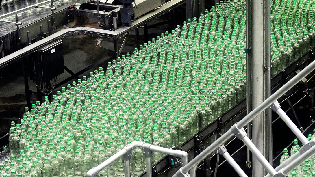 Fábrica de embalagens para líquidos. Embalagens são fundamentais para a manutenção da qualidade de alimentos durante todo o processo