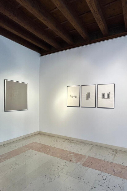 Riccardo De Marchi, Paolo Serra e Marco Tirelli, Luce trattenuta, vista della mostra. Cortesia di Marcorossi Artecontemporanea