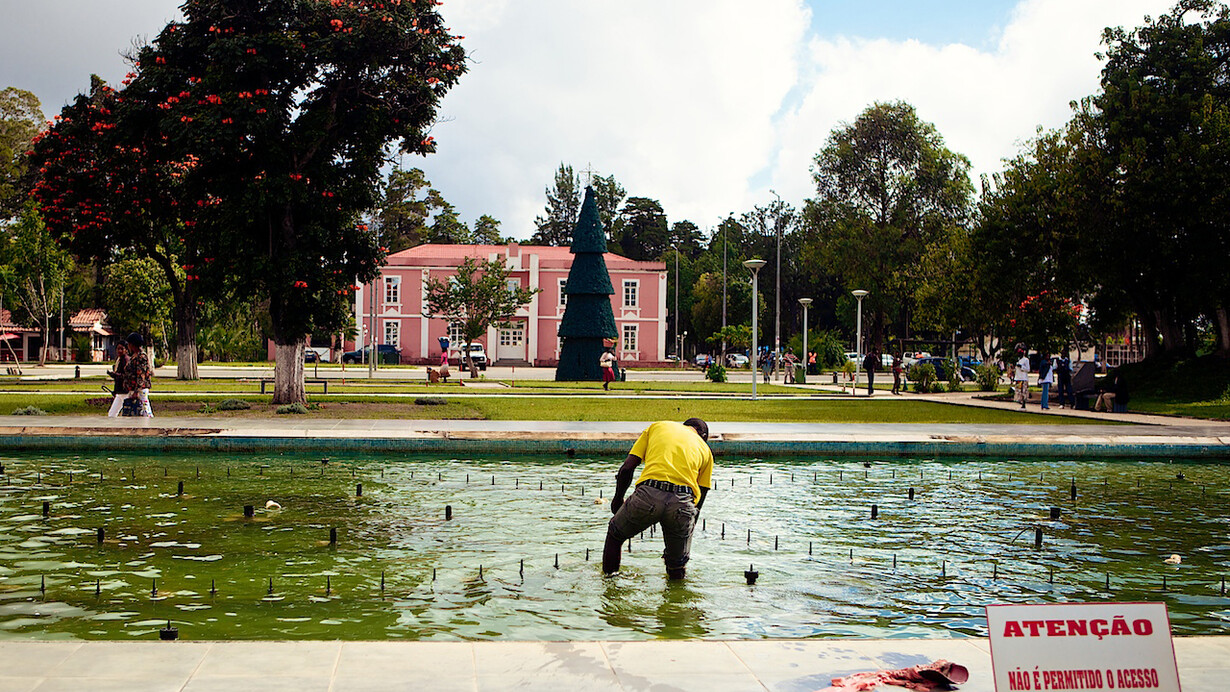 Trabalhador em um parque no Huambo, Angola