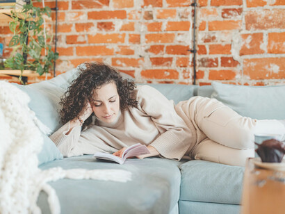 Incorporar pequeñas rutinas como caminar, leer un libro o practicar yoga fomenta un estilo de vida más saludable y equilibrado