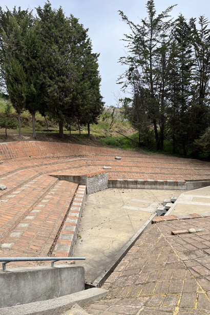 Anfiteatro del cementerio de Ciudad Abierta en Ritoque, espacio experimental de la facultad de arquitectura de la Universidad Católica de Valparaíso, Chile