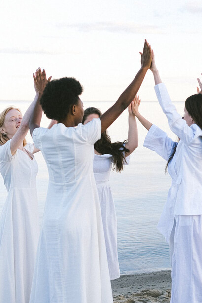 Ragazze vicino al mare: possiamo ampliare la nostra sensibilità attraverso l’attenzione, il rispetto, la calma, il buon cuore