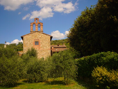 Chiesa di San Michele Arcangelo con il lago sullo sfondo