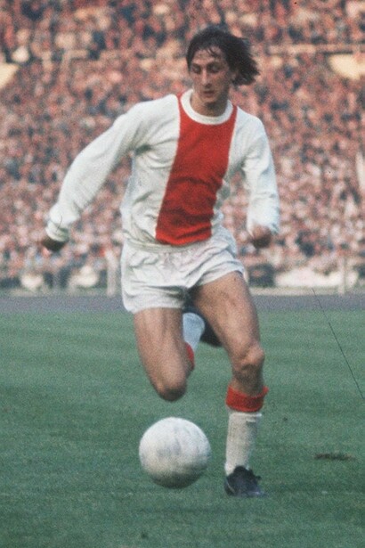 Johan Crujiff in campo con la maglia dell'Ajax