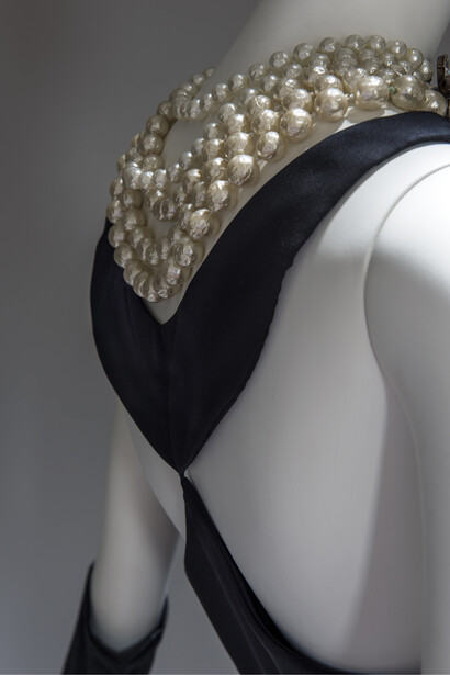 Detail of Black satin sheath evening dress. Designed by Givenchy for Audrey Hepburn in the film “Breakfast at Tiffany’s”, 1961. Maison Givenchy. Foto: Luc Castel con la colaboracion de Philippe Caron