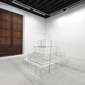 Stefan Brüggemann Trash Mirror Boxes (after MV) 2016 Set of 55 mirror boxes 46 x 31 x 35 cm / 18 1/8 x 12 1/4 x 13 3/4 in each. © Stefan Bruüggemann Courtesy the artist and Hauser & Wirth 